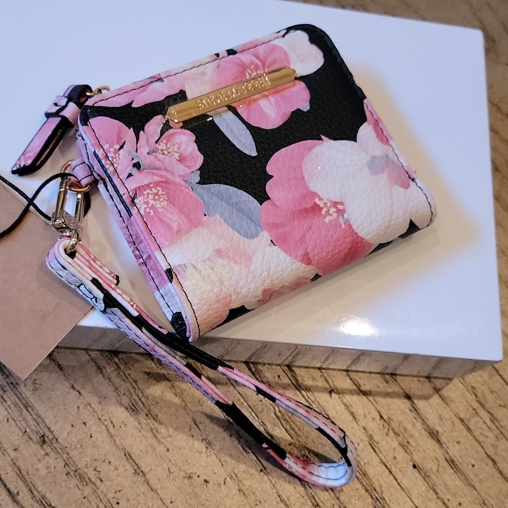 Floral wallet NWT by Steve Madden 💕🤍